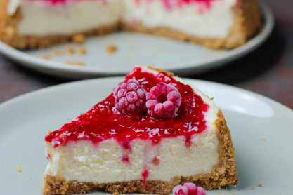 Αυτό το cheesecake με κακάο και βατόμουρα πρέπει οπωσδήποτε να το δοκιμάσεις