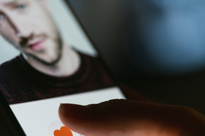 H Gen Z βρίσκει τον έρωτα στο Tinder και αποκαλύπτει πώς το κάνει