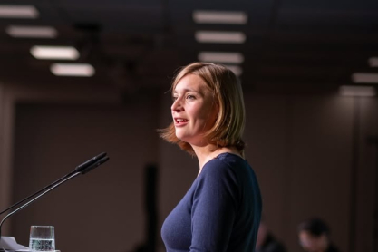 Γερμανίδα βουλευτής μίλησε στη Βουλή κρατώντας το μωρό της, φυσικά και κάποιοι ενοχλήθηκαν