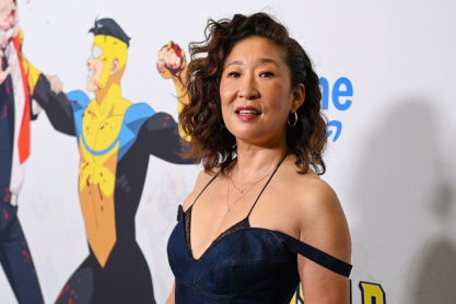 Sandra Oh: «Η λευκή πατριαρχία δεν έχει χτυπήσει ακόμα την πόρτα μου»
