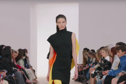 Loewe: Η νέα συλλογή υπό την καλλιτεχνική διεύθυνση των Hernandez και McCollough, είναι ένας «ύμνος» στο χρώμα και τις αντιθέσεις
