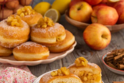 Bomboloni με καραμελωμένα μήλα: Τα ιταλικά donuts που θα λατρέψεις
