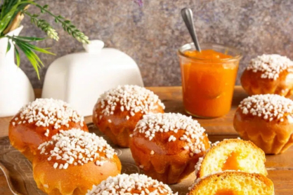 Αφράτα βουτυράτα μπριός με μαρμελάδα