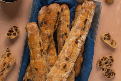 Αυτά τα γλυκά ψωμάκια με σταφίδες είναι το πιο αρωματικό σπιτικό σνακ