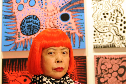 Μέσα στο σύμπαν της Yayoi Kusama, της πιο ριζοσπαστικής μορφής της avant-garde σκηνής