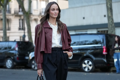 Το leather jacket από τα Stradivarius στην απόχρωση του κρασιού που θα φορέσεις με τα πάντα – Κοστίζει λιγότερο από 50 ευρώ