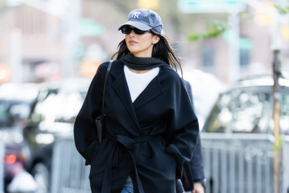 Το παλτό στο οποίο ορκίζονται Σαμπρίνα Κάρπεντερ και Κένταλ Τζένερ ταιριάζει σε κάθε γυναίκα - Βρήκαμε 5 για να διαλέξεις