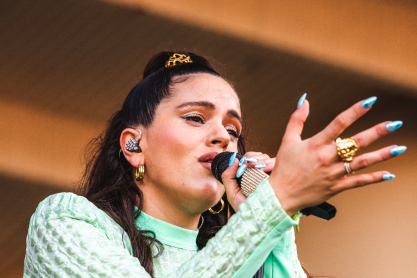 Η Rosalía κάνει την όπερα ξανά κουλ με το νέο της τραγούδι «Berghain»