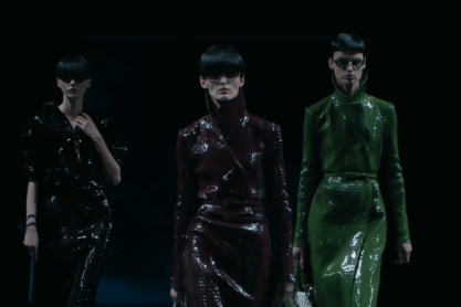 Tom Ford: Ο Χάιντερ Άκερμαν σκηνοθετεί την αποπλάνηση σε ένα show γεμάτο σαγήνη και αισθησιασμό