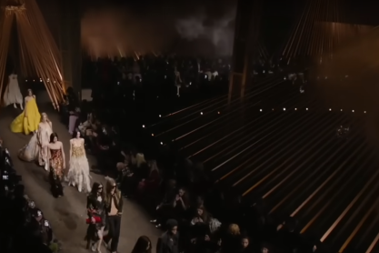 Alexander McQueen: Ο Sèan McGirr για τη δημιουργία της νέας του συλλογής ενδίδει στις πρωτόγονες σχεδιαστικές του παρορμήσεις