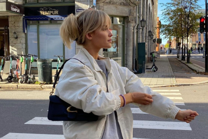 Η σουέτ τσάντα από τα Stradivarius με ντελικάτο σχεδιασμό και τέλειο χρώμα – Κοστίζει κάτω από 30 ευρώ