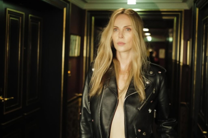 H Σαρλίζ Θερόν topless με biker jacket μόνο, στο front row του οίκου Dior, είναι το fashion inspo της εβδομάδας
