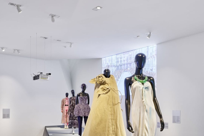 «Catwalk: The Art of the Fashion Show»: Η ιστορία των επιδείξεων μόδας και η μαγεία που κρύβουν πίσω τους