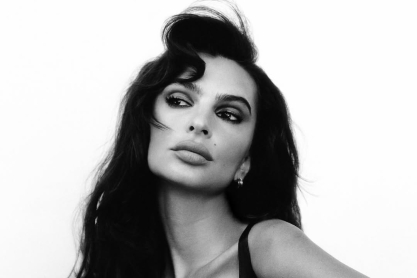 H Έμιλι Ραταϊκόφσκι ποζάρει με μόνο μια Gucci ζώνη αξίας 2.450 δολαρίων, για το περιοδικό Beyond Noise