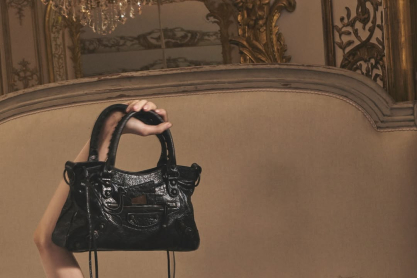 Ο Πιέρ Πάολο Πιτσιόλι και η ιστορία ανεπιτήδευτης ομορφιάς και λεπτής ανθρώπινης υπόστασης – Η πρώτη του καμπάνια για τον οίκο Balenciaga