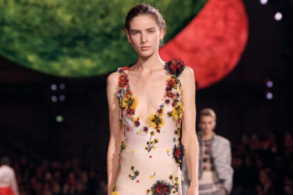 Chanel: O Matthieu Blazy έκανε το ντεμπούτο του παρουσιάζοντας το νέο όραμά του για τη Chanel σε ένα φουτουριστικό σκηνικό γεμάτο «λαμπερούς» πλανήτες