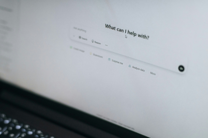 ChatGPT: Πάνω από 1 εκατ. χρήστες εκφράζουν κάθε εβδομάδα αυτοκτονικές τάσεις, σύμφωνα με στοιχεία της OpenAI