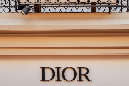 Dior: «Μπαίνει» στο e-commerce και καταγράφει «χρυσές» επιδόσεις στην Ελλάδα
