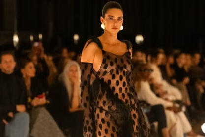 Schiaparelli: O Ντάνιελ Ρόουζμπερι έδωσε τον ρυθμό και τα μοντέλα του «χόρεψαν» στο σκοτάδι - Το εκλεπτυσμένο show του οίκου 