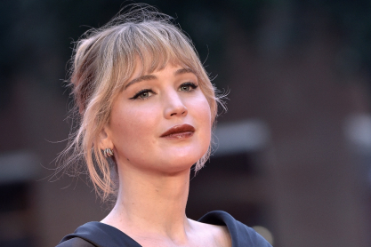 Η Τζένιφερ Λόρενς φόρεσε τα sneakers που θα βλέπουμε παντού μέχρι και το καλοκαίρι