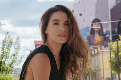 H Μελία Κράιλινγκ στο JennyGr: “Η τέχνη οφείλει να ταρακουνήσει μυαλά και να αλλάξει νοοτροπίες”