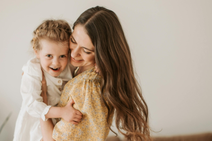 Το να ντύσεις το παιδί σου το πρωί, μπορεί να συγκριθεί με το να τρέξεις στον μαραθώνιο - Έρευνα αποκαλύπτει πόσες θερμίδες ξοδεύεις (με το καλημέρα σας)