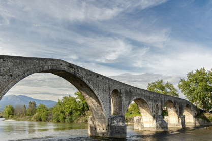 Τα ωραιότερα πέτρινα γεφύρια της Ελλάδας