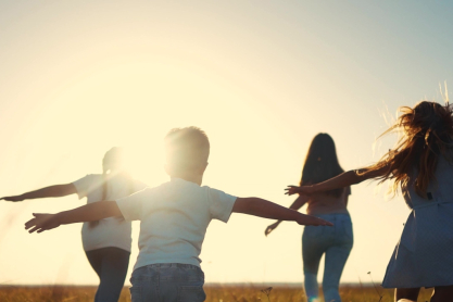 «Ιστορίες που Ζωντανεύουν»: Ένα δημιουργικό εργαστήριο εικονογράφησης για παιδιά