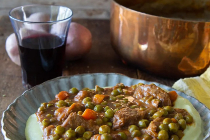 Μοσχαράκι με αρακά: Η συνταγή που μυρίζει… σπίτι