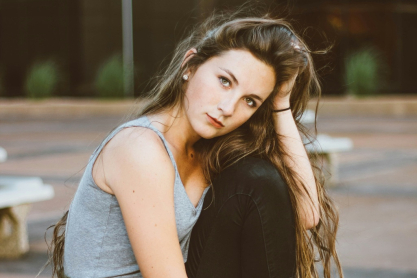 Γυναίκα σκέφτεται