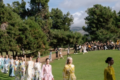 Glo up like a pro in fashion: Μαζί με τo glo στο Zoulias Fashion Show!