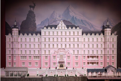 Wes Anderson The Archives: Οι παστέλ και απόλυτα συμμετρικοί κόσμοι του Γουές Άντερσον φανερώνονται μέσα από κοστούμια, μινιατούρες και χειρόγραφα