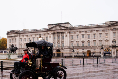 Τουρίστες εξαπατήθηκαν από ψεύτικη «χριστουγεννιάτικη αγορά» στο παλάτι Μπάκιγχαμ – To AI πίσω από τη viral απάτη