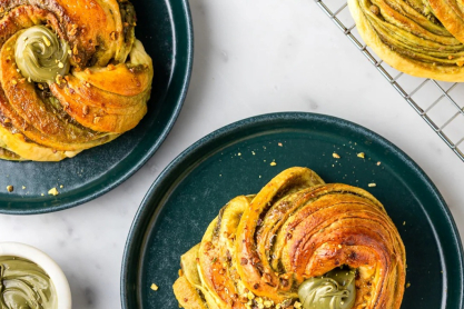 Αφράτα ρολάκια με πραλίνα φιστικιού