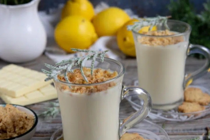 Λευκή σοκολάτα με crumble λεμονιού και δεντρολίβανου – Η απόλυτη χειμωνιάτικη συνταγή