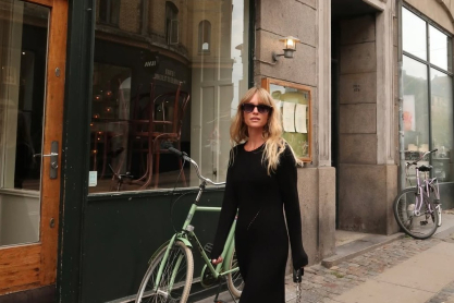 Το chic πλεκτό φόρεμα από τα Marks & Spencer στο πιο περιζήτητο χρώμα της σεζόν που θα φορέσεις από το πρωί μέχρι το βράδυ