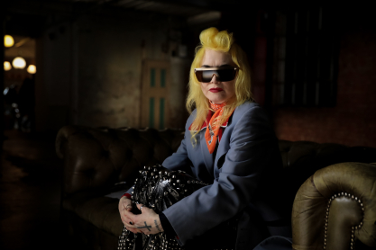 Ποια ήταν η Παμ Χογκ, η σχεδιάστρια με την πανκ – ροκ αισθητική που άλλαξε τα δεδομένα της μόδας