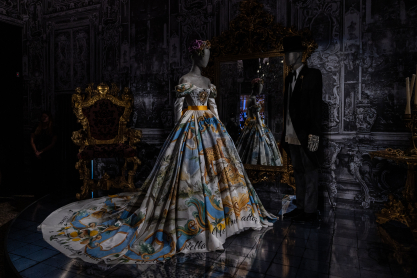 «From the Heart to the Hands: Dolce&Gabbana»: Ένα ταξίδι στα μονοπάτια του οίκου, μέσα από τη μόδα, τον χρόνο και την τέχνη