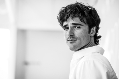 Γιατί ο Τζέικομπ Ελόρντι έχει γίνει σύμβολο του στιλ; Η μίνιμαλ αισθητική, η εμμονή με τις τσάντες και το TikTok που έχει πάθει crush μαζί του