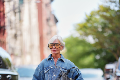 Στιλ άνω των 50: Πώς θα κάνεις 8 διαφορετικά outfits με ένα denim πουκάμισο