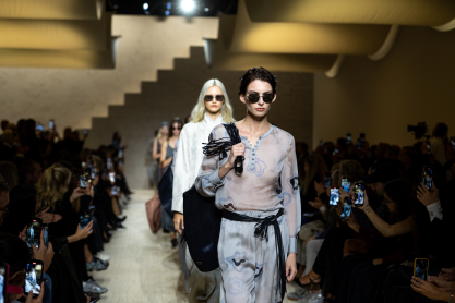 H απρόσμενη κίνηση «ματ» της Emporio Armani – Η απόφαση να μην εμφανίζεται στις Εβδομάδες Ανδρικής Μόδας