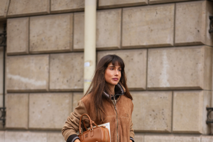 Ψηλοτάκουνα με κάλτσες; O «λάθος» συνδυασμός που θα γίνει το μεγαλύτερο trend του χειμώνα