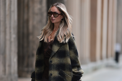 Το olive green επιστρέφει και γίνεται το νέο μαύρο: 5 + 2 συνδυασμοί με το πιο κομψό χρώμα της σεζόν