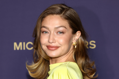 Η Τζίτζι Χαντίντ έδωσε την πιο cool εναλλακτική στις κλασικές rain boots – Πώς θα αντιγράψεις το look της