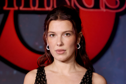 Μίλι Μπόμπι Μπράουν: Η εμφάνισή της με see – through φόρεμα έφερε Old Hollywood λάμψη στο Netflix Tudum Theater