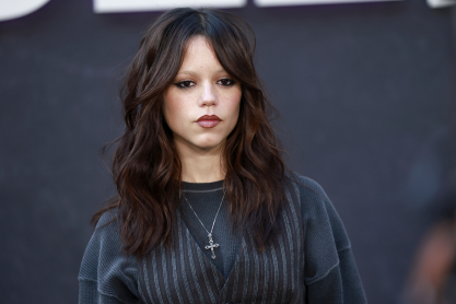 Η Τζένα Ορτέγκα έκανε το πιο cool φθινοπωρινό layer με το item που έγινε viral το καλοκαίρι – Πώς να αντιγράψεις το look της