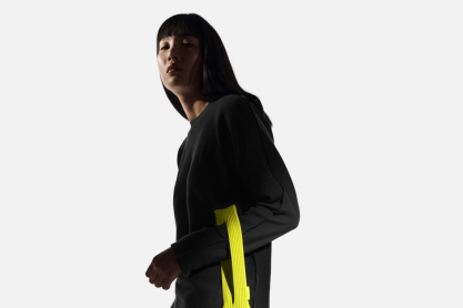 Από το χαρακτηριστικό μαύρο ζιβάγκο του Στιβ Τζομπς σε ένα εναλλακτικό IPhone Pocket - Η νέα viral κυκλοφορία της Apple και της Issey Miyake 