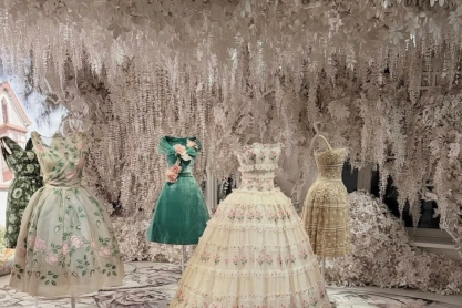 Η La Galerie Dior και το Ίδρυμα Azzedine Alaïa παρουσιάζουν ένα διπλό αφιέρωμα που αποκαλύπτει την κρυμμένη Dior συλλογή του Azzedine Alaïa