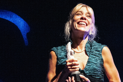 «Linda»: Η δυνατότερη επιστροφή της σεζόν στο θέατρο