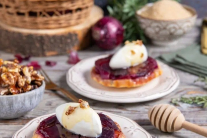 Mini Τarte Τatin με καραμελωμένα κρεμμύδια και κρέμα κατσικίσιου τυριού